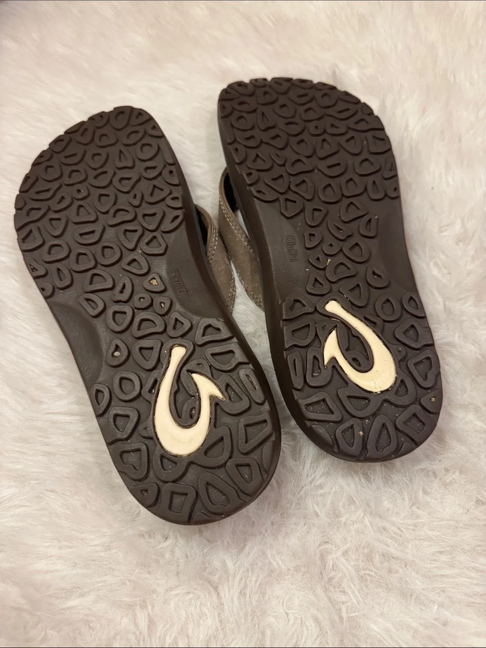 OluKai Taupe/Gray  Brown Leather Thong Sandals Size 12 pre-owned